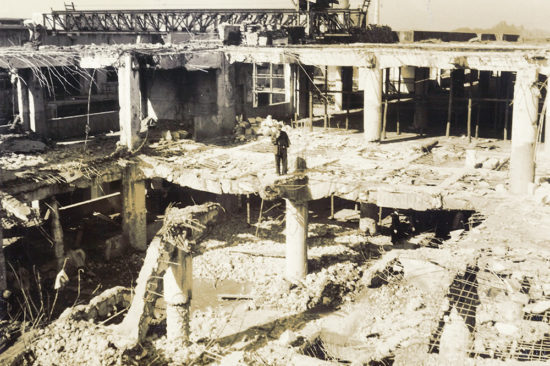 爆撃で壊れた中島飛行機武蔵製作所の建物。