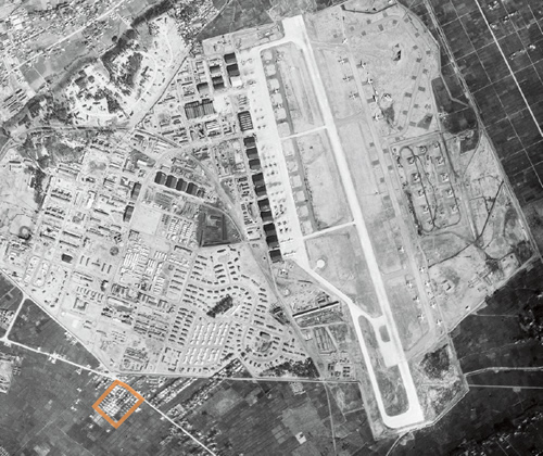 1956年（昭和31）3月10日撮影航空写真（国土地理院www.gsi.go.jpより） 。オレンジ色の線で囲った部分が「磯野住宅」。